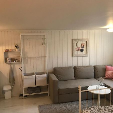Gränna Room With Pentry, Separate Entrance, No Cardpayment מראה חיצוני תמונה
