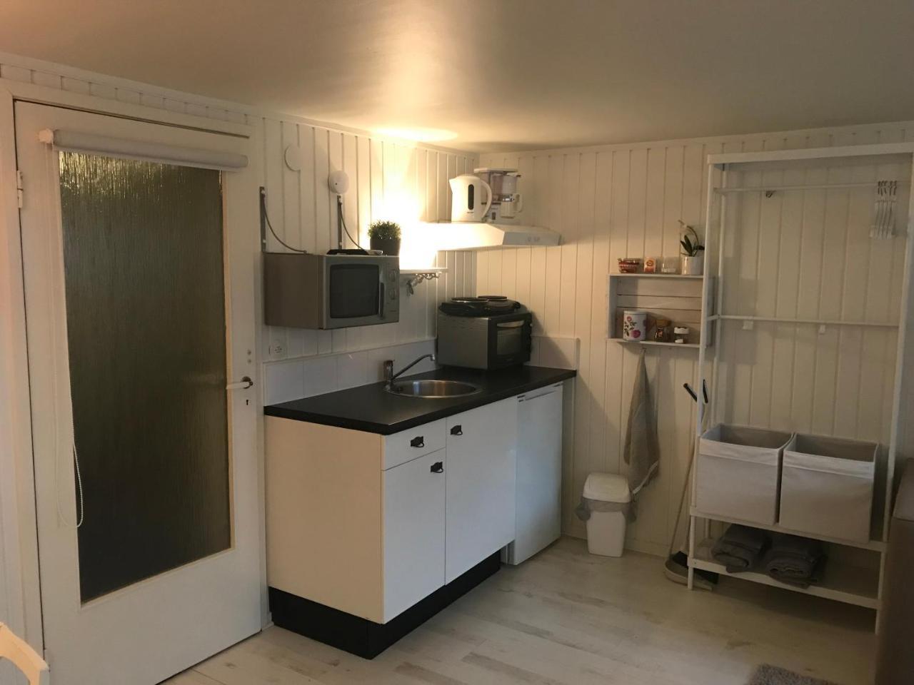 Gränna Room With Pentry, Separate Entrance, No Cardpayment מראה חיצוני תמונה