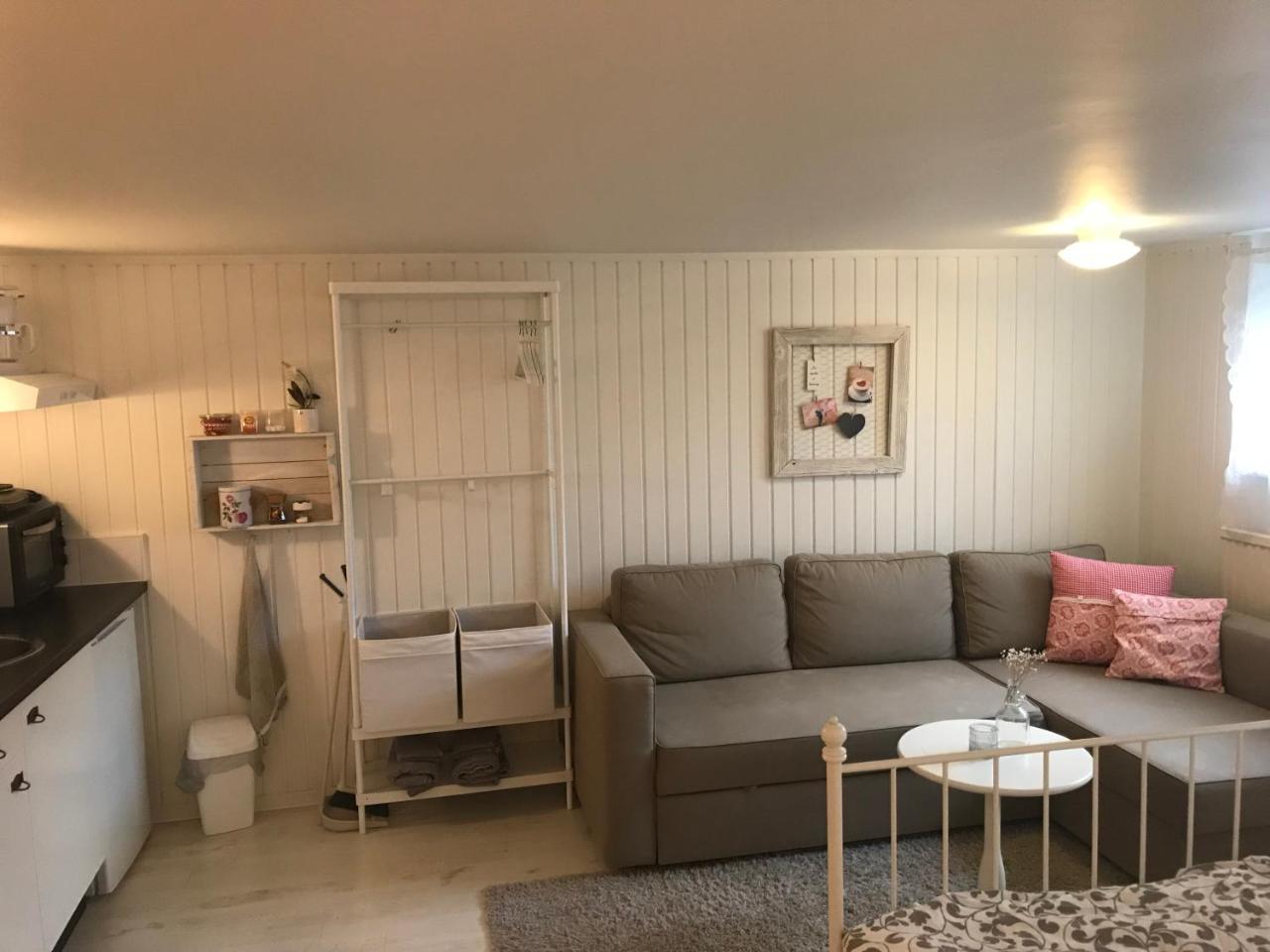 Gränna Room With Pentry, Separate Entrance, No Cardpayment מראה חיצוני תמונה